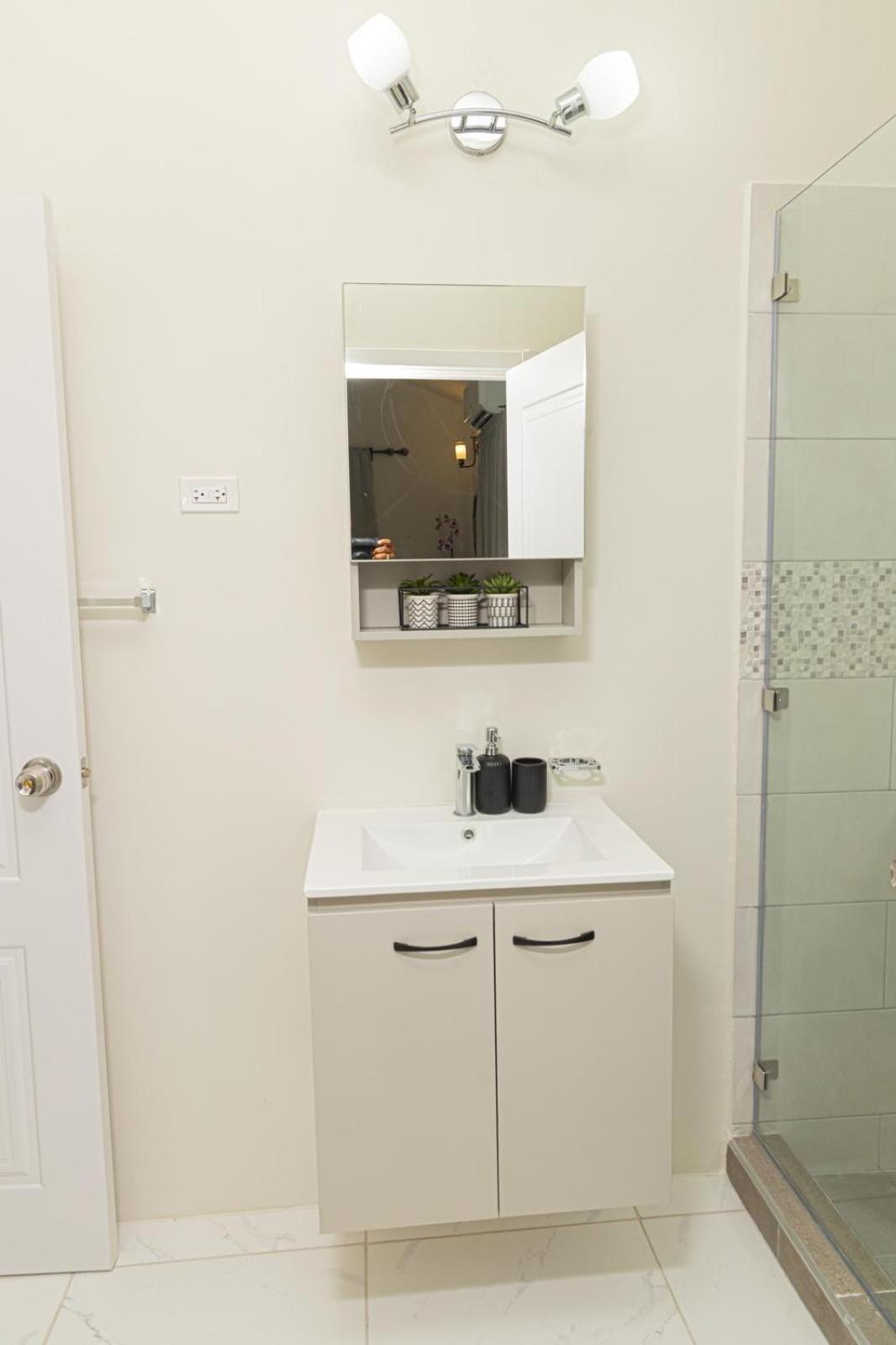 Phoenix Park Villas - Portmore - 10Mins To Beach Eksteriør bilde